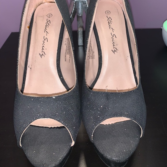 BLACK HEELS - Picture 2 of 3